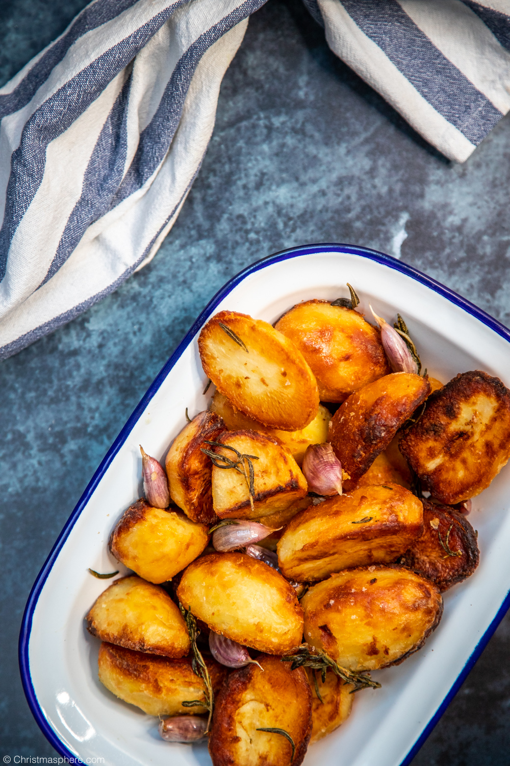 Roast potatoes with rosemary and garlic