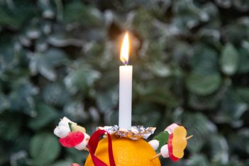 what happens at a christingle service